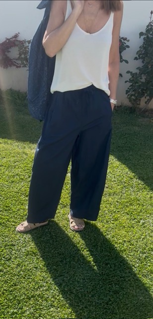 Pantalon femme Nino, coupe balloon, taille élastiquée, confortable et tendance. Disponible chez Malou&Co, vêtements pour femme en ligne.