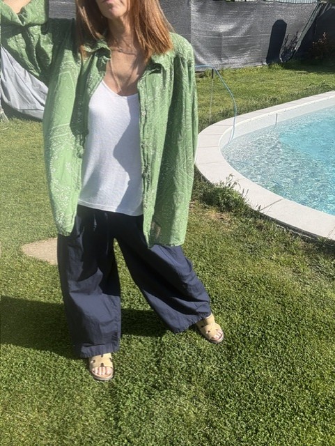 Pantalon femme Nino, coupe balloon, taille élastiquée, confortable et tendance. Disponible chez Malou&Co, vêtements pour femme en ligne.