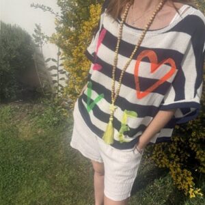Pull femme rayé en coton, style casual avec écriture LOVE fluo, pull confortable et tendance, disponible chez Malou&Co, vêtements pour femme en ligne.