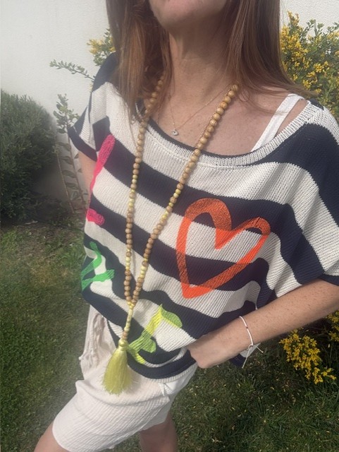 Pull femme rayé en coton, style casual avec écriture LOVE fluo, pull confortable et tendance, disponible chez Malou&Co, vêtements pour femme en ligne.