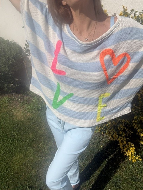 Pull femme rayé en coton, style casual avec écriture LOVE fluo, pull confortable et tendance, disponible chez Malou&Co, vêtements pour femme en ligne