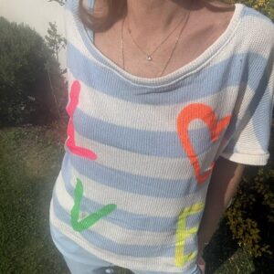 Pull femme rayé en coton, style casual avec écriture LOVE fluo, pull confortable et tendance, disponible chez Malou&Co, vêtements pour femme en ligne.