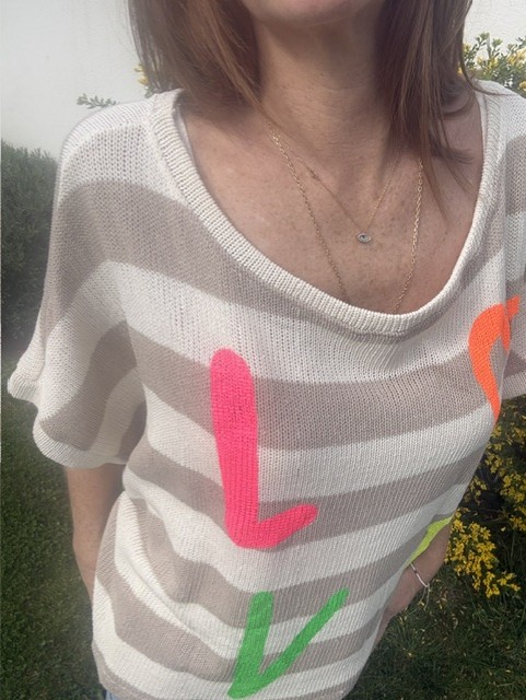 Pull femme rayé en coton, style casual avec écriture LOVE fluo, pull confortable et tendance, disponible chez Malou&Co, vêtements pour femme en ligne
