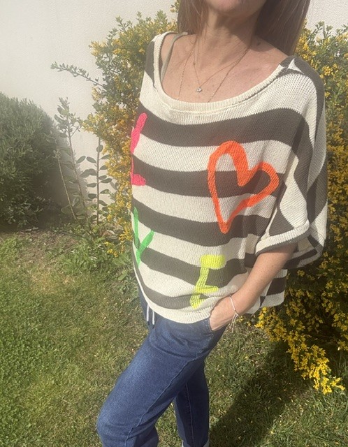 Pull femme rayé en coton, style casual avec écriture LOVE fluo, pull confortable et tendance, disponible chez Malou&Co, vêtements pour femme en ligne