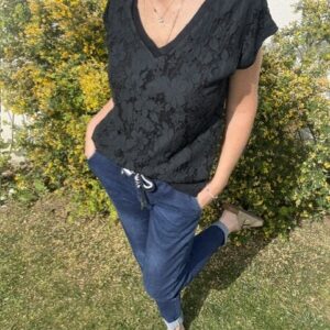 T-shirt femme Donna au style glamour sublimé par une dentelle fine et élégante pour un look raffiné. Disponible chez Malou&Co, vêtements en ligne.