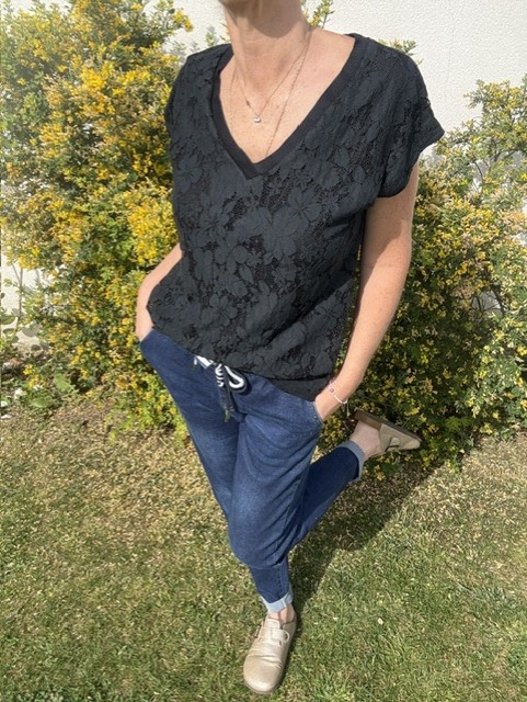 T-shirt femme Donna au style glamour sublimé par une dentelle fine et élégante pour un look raffiné. Disponible chez Malou&Co, vêtements en ligne.