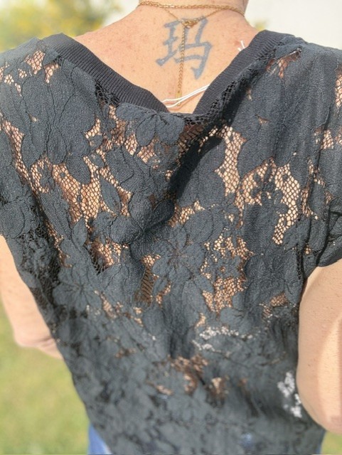 T-shirt femme Donna au style glamour sublimé par une dentelle fine et élégante pour un look raffiné. Disponible chez Malou&Co, vêtements en ligne.