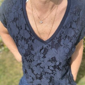 T-shirt femme Donna au style glamour sublimé par une dentelle fine et élégante pour un look raffiné. Disponible chez Malou&Co, vêtements en ligne.