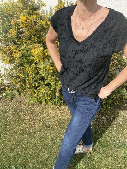 T-shirt femme Donna au style glamour sublimé par une dentelle fine et élégante pour un look raffiné. Disponible chez Malou&Co, vêtements en ligne.