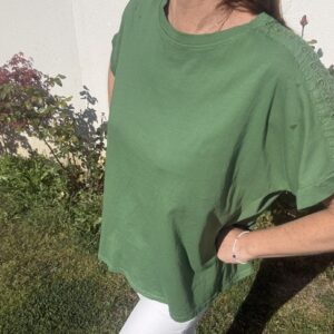 T-shirt femme Jonaz en coton doux, avec détails élégants sur les manches pour une touche féminine et originale. Disponible en ligne chez Malou&Co, vêtements pour femme.