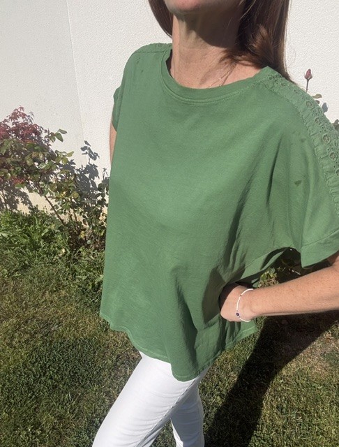 T-shirt femme Jonaz en coton doux, avec détails élégants sur les manches pour une touche féminine et originale. Disponible en ligne chez Malou&Co, vêtements pour femme.