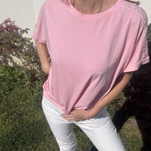 T-shirt femme Jonaz en coton doux, avec détails élégants sur les manches pour une touche féminine et originale. Disponible en ligne chez Malou&Co, vêtements pour femme.