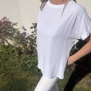 T-shirt femme Jonaz en coton doux, avec détails élégants sur les manches pour une touche féminine et originale. Disponible en ligne chez Malou&Co, vêtements pour femme.