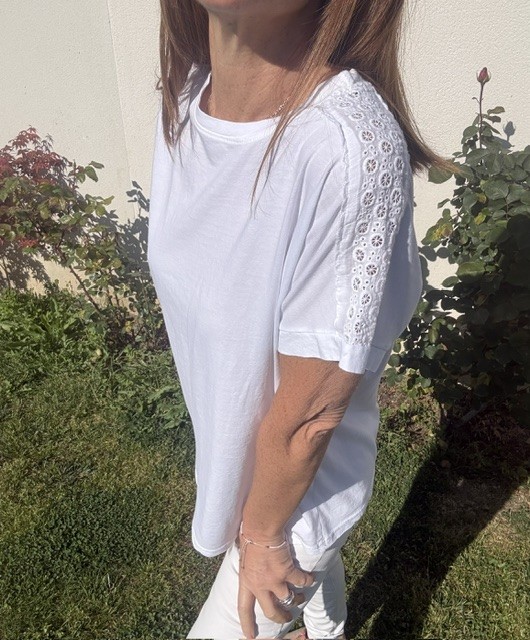 T-shirt femme Jonaz en coton doux, avec détails élégants sur les manches pour une touche féminine et originale. Disponible en ligne chez Malou&Co, vêtements pour femme.