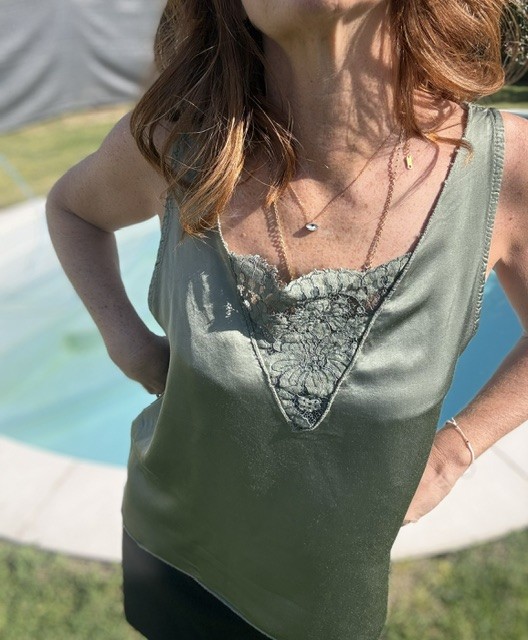 Top femme Malou, pièce glamour et moderne à la coupe légère et fluide. Disponible chez Malou&Co, vêtements pour femme en ligne.