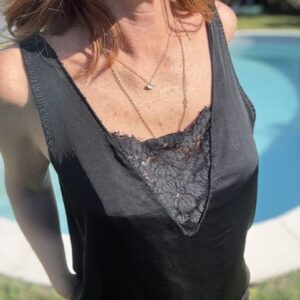 Top femme Malou, pièce glamour et moderne à la coupe légère et fluide. Disponible chez Malou&Co, vêtements pour femme en ligne.