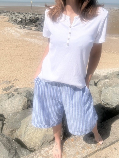 Bermuda femme Loya rayé avec taille élastique et ceinture raphia. Short élégant et confortable au style estival chic, idéal pour un look tendance et décontracté.