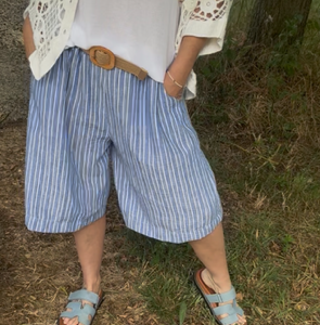 Bermuda femme Loya rayé avec taille élastique et ceinture raphia. Short élégant et confortable au style estival chic, idéal pour un look tendance et décontracté.
