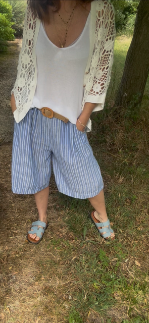 Bermuda femme Loya rayé avec taille élastique et ceinture raphia. Short élégant et confortable au style estival chic, idéal pour un look tendance et décontracté.