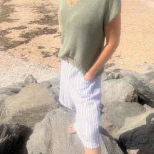 Bermuda femme Loya rayé avec taille élastique et ceinture raphia. Short élégant et confortable au style estival chic, idéal pour un look tendance et décontracté.