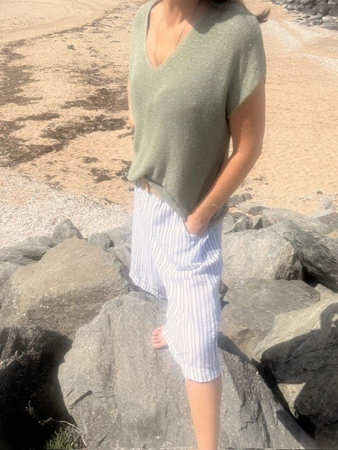 Bermuda femme Loya rayé avec taille élastique et ceinture raphia. Short élégant et confortable au style estival chic, idéal pour un look tendance et décontracté.