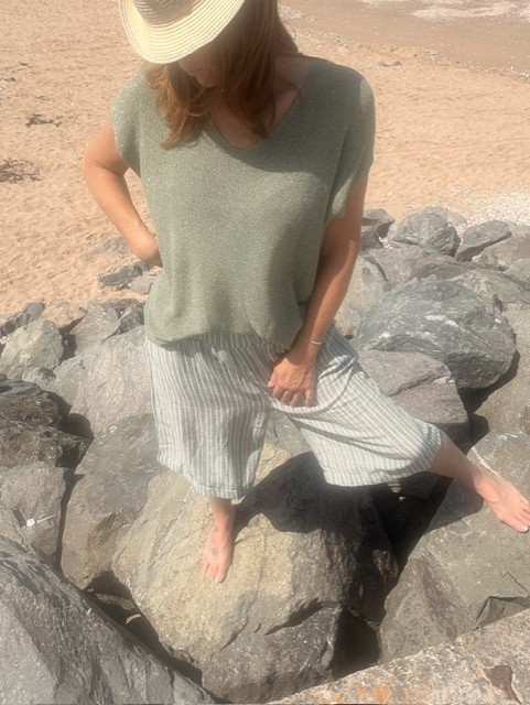 Bermuda femme Loya rayé avec taille élastique et ceinture raphia. Short élégant et confortable au style estival chic, idéal pour un look tendance et décontracté.