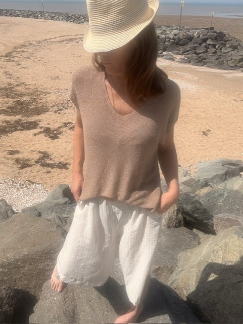 Bermuda femme Loya rayé avec taille élastique et ceinture raphia. Short élégant et confortable au style estival chic, idéal pour un look tendance et décontracté.