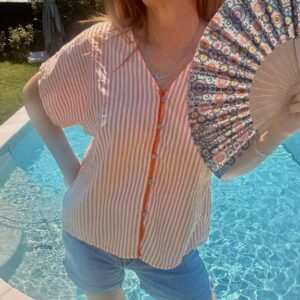 Chemise femme Fiona manches courtes à fines rayures élégantes, coupe fluide et tendance pour un look chic et casual.