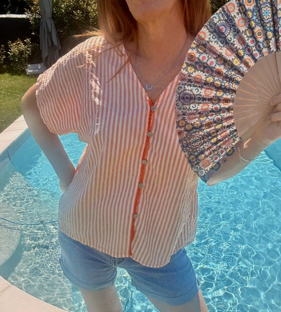 Chemise femme Fiona manches courtes à fines rayures élégantes, coupe fluide et tendance pour un look chic et casual.