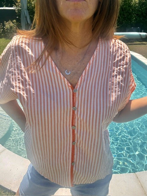 Chemise femme Fiona manches courtes à fines rayures élégantes, coupe fluide et tendance pour un look chic et casual.