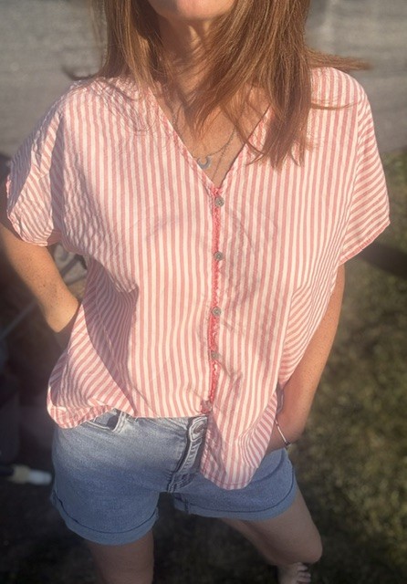 Chemise femme Fiona manches courtes à fines rayures élégantes, coupe fluide et tendance pour un look chic et casual.