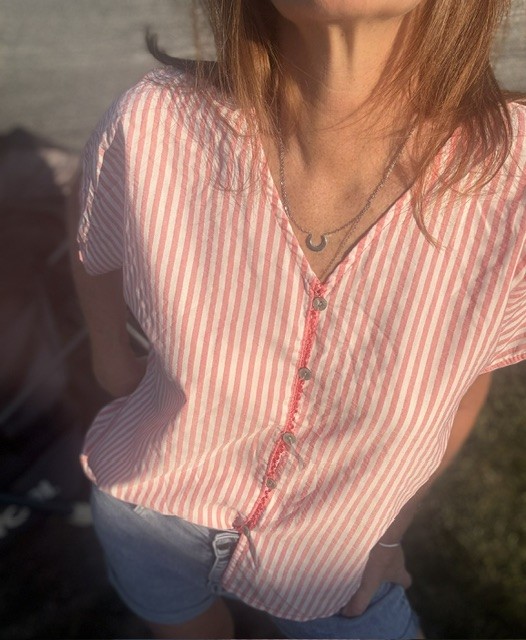 Chemise femme Fiona manches courtes à fines rayures élégantes, coupe fluide et tendance pour un look chic et casual.