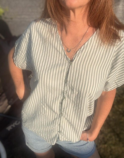 Chemise femme Fiona manches courtes à fines rayures élégantes, coupe fluide et tendance pour un look chic et casual.