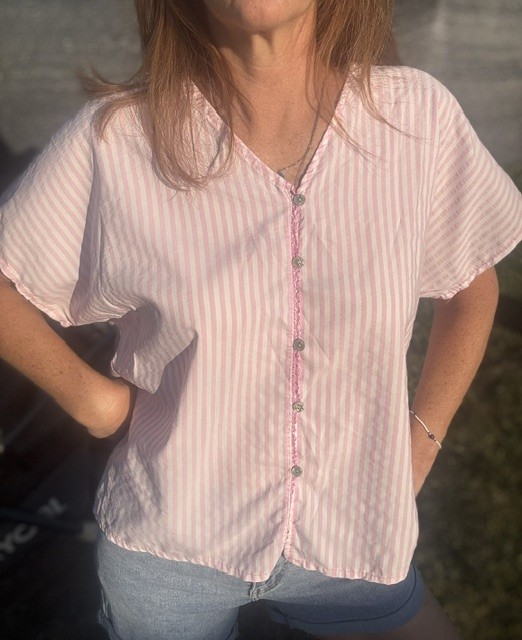 Chemise femme Fiona manches courtes à fines rayures élégantes, coupe fluide et tendance pour un look chic et casual.