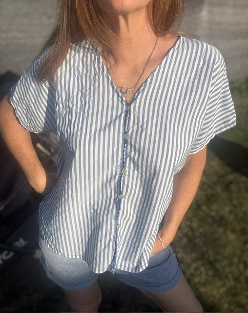 Chemise femme Fiona manches courtes à fines rayures élégantes, coupe fluide et tendance pour un look chic et casual.