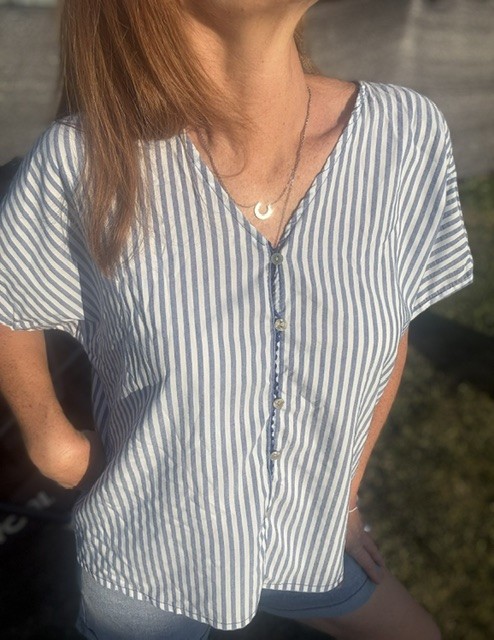 Chemise femme Fiona manches courtes à fines rayures élégantes, coupe fluide et tendance pour un look chic et casual.