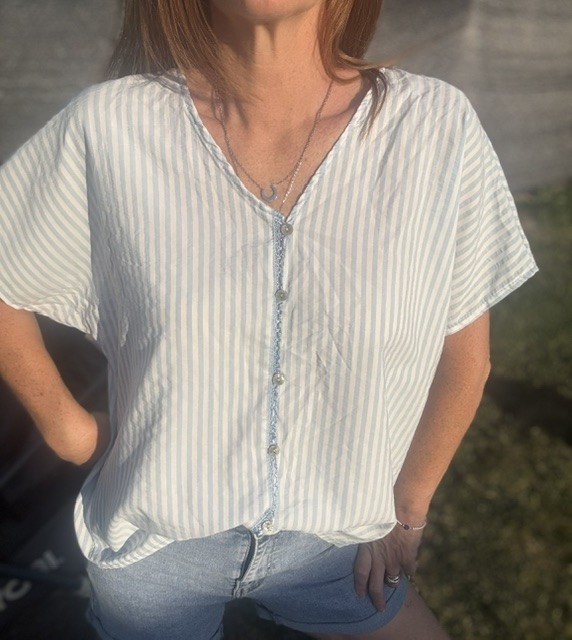 Chemise femme Fiona manches courtes à fines rayures élégantes, coupe fluide et tendance pour un look chic et casual.