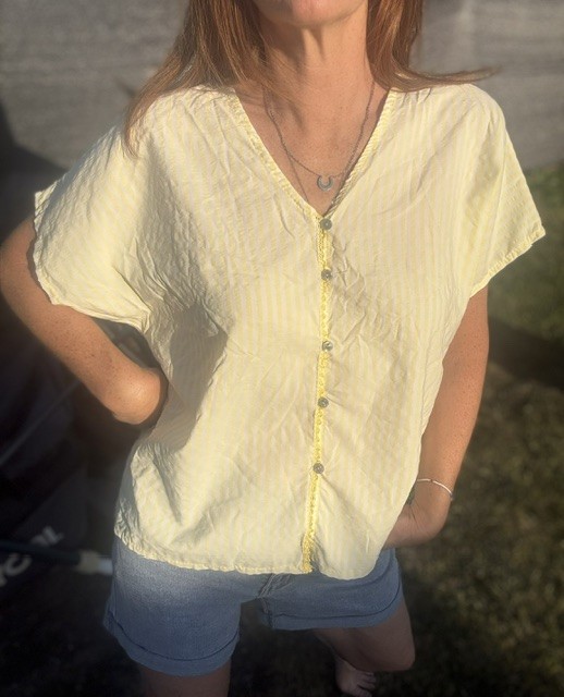 Chemise femme Fiona manches courtes à fines rayures élégantes, coupe fluide et tendance pour un look chic et casual.