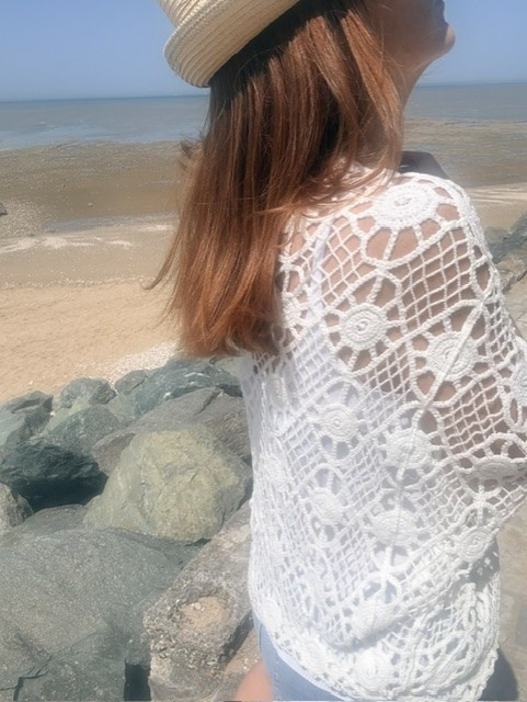 Gilet femme Boho en crochet boutonné, style bohème chic avec maille ajourée et coupe féminine tendance.