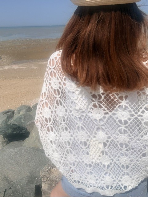 Gilet femme Boho en crochet boutonné, style bohème chic avec maille ajourée et coupe féminine tendance.