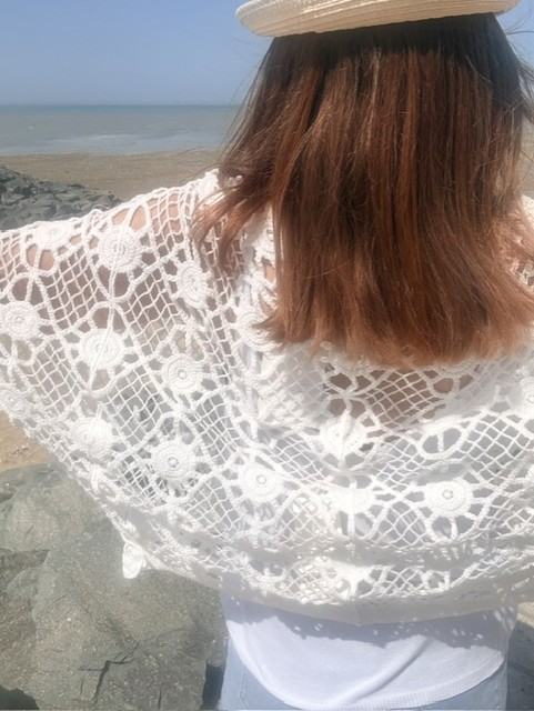 Gilet femme Boho en crochet boutonné, style bohème chic avec maille ajourée et coupe féminine tendance.