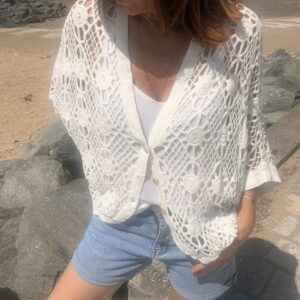 Gilet femme Boho en crochet boutonné, style bohème chic avec maille ajourée et coupe féminine tendance.