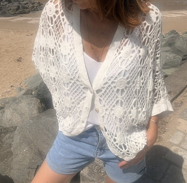 Gilet femme Boho en crochet boutonné, style bohème chic avec maille ajourée et coupe féminine tendance.