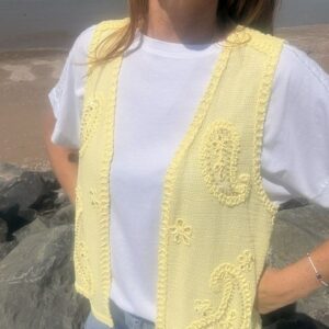 Gilet femme Rosa en coton, maille légère avec broderies bohèmes perlées style paisley, idéal pour un look chic et tendance.