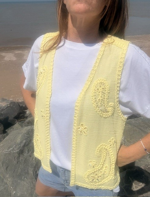 Gilet femme Rosa en coton, maille légère avec broderies bohèmes perlées style paisley, idéal pour un look chic et tendance.
