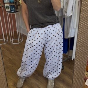 Pantalon femme Jasmine, fluide, coupe loose confortable avec taille élastique et bas resserrés, style casual chic tendance.