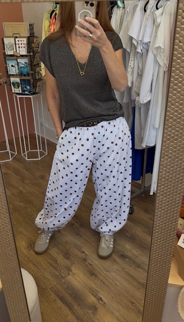Pantalon femme Jasmine, fluide, coupe loose confortable avec taille élastique et bas resserrés, style casual chic tendance.