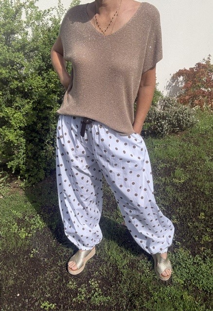 Pantalon femme Jasmine, fluide, coupe loose confortable avec taille élastique et bas resserrés, style casual chic tendance.
