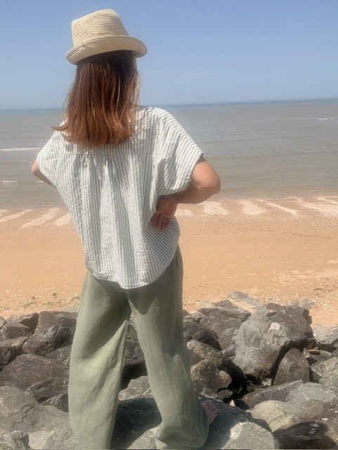 Pantalon en lin femme Lino coupe palazzo fluide et élégante, taille confortable, style chic et tendance pour un look d'été raffiné.