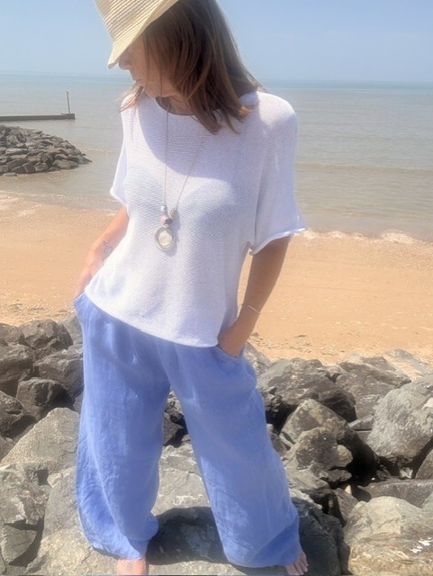 Pantalon en lin femme Lino coupe palazzo fluide et élégante, taille confortable, style chic et tendance pour un look d'été raffiné.